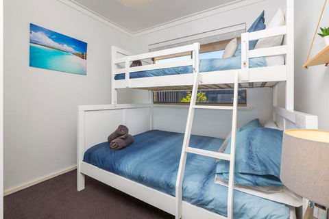 Coastal Convenience! Walk To The Shops & Cafes... - Internet Find 2