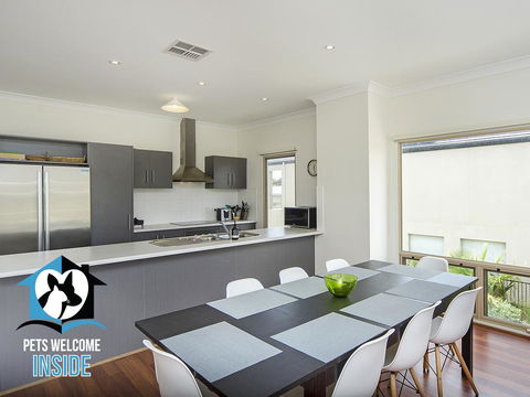 Contemporary Golf Course Frontage 3BR - Internet Find 2