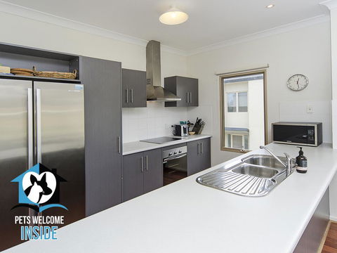 Contemporary Golf Course Frontage 3BR - Internet Find 3