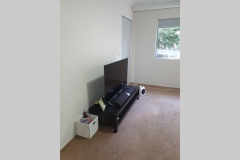 Convenient One Bedroom Apartment Close To City - Internet Find 1