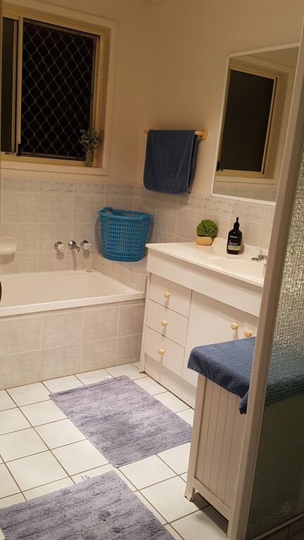 Cosy Quiet Bedroom Ferny Grove - Internet Find 3