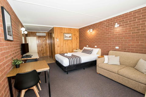 Country Mile Motor Inn - Internet Find 2