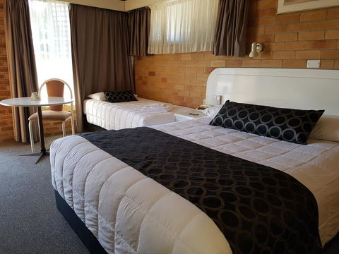 Cousins Motor Inn - Internet Find 1