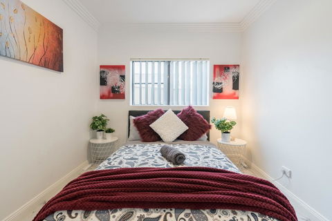 Cozy Duplex Home 3 Bdrms 1 Bath Sleeps 6 - Internet Find 0