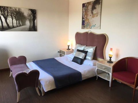 CozyStudioUnit In BeverlyHills (Train Accessible) - Internet Find 0