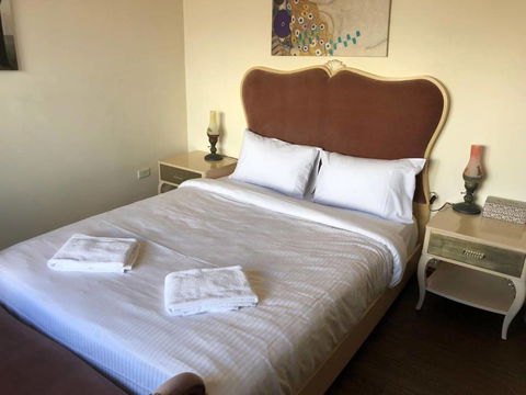 CozyStudioUnit In BeverlyHills (Train Accessible) - Internet Find 1