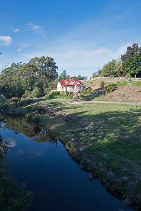Crabtree Riverfront Cottages - Internet Find 3