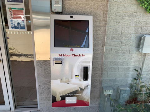 Crest Motor Inn - Internet Find 1