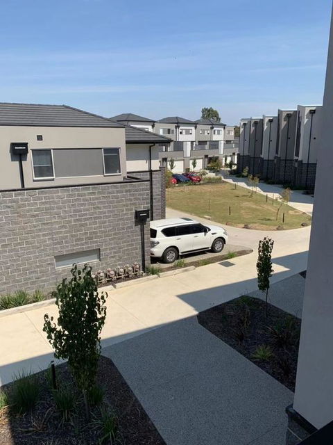 Delicate And Peaceful Bundoora Townhouse 10-R1 - Internet Find 3