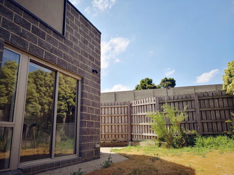 Delicate And Peaceful Bundoora Townhouse 10-R1 - Internet Find 1