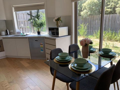 Delicate And Peaceful Bundoora Townhouse 11-R2 - Internet Find 2