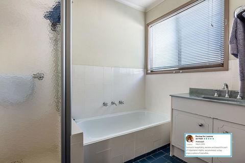 Eagle Bay Cottage - Internet Find 2