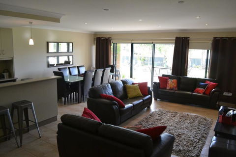 ELSINOR Townhouse 8 Mulwala - Internet Find 2