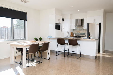 Endsleigh II - Cosy 2 Bedroom Villa, Free Wifi, Near CBD - Internet Find 0