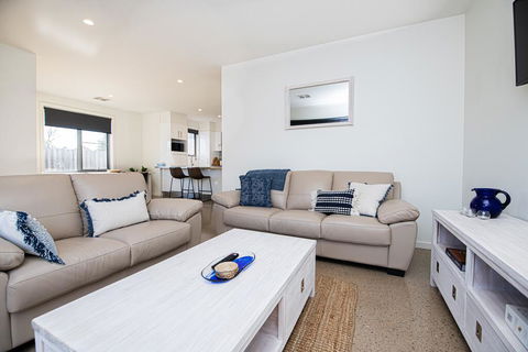 Endsleigh II - Cosy 2 Bedroom Villa, Free Wifi, Near CBD - Internet Find 2