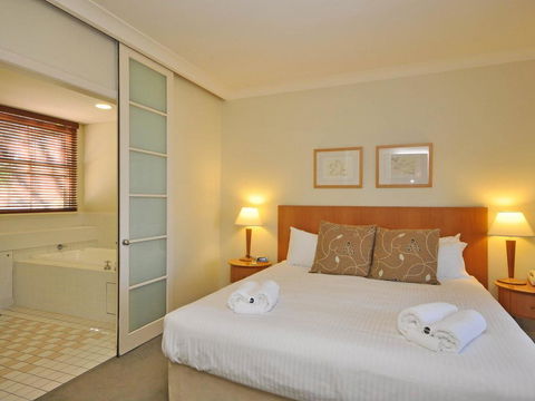 Executive 1 Bedroom Spa Villa Located Within Cypress Lakes Resort - Internet Find 2