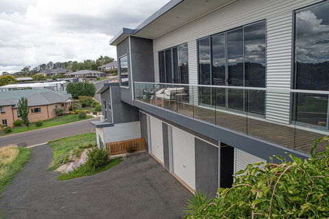Five Bed, Five Bath, Five Star View - 2 Mins To CBD - Wentworth Estate - Internet Find 3