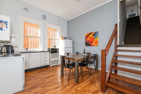 Five Ways CBD Apartment - Spacious, Wifi, Free Parking - Internet Find 0