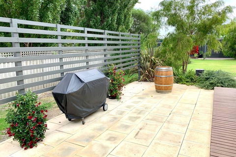 Gale Street Retreat Busselton - Internet Find 0