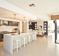 Getaway on Poplars - Comfortable and well-appointed - Internet Find