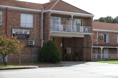 Golden Age Motor Inn - Internet Find 0