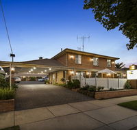 Golden Square Motor Inn - Internet Find
