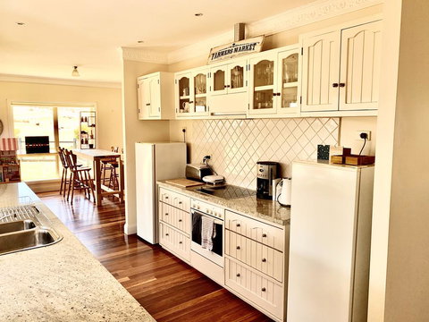 Harry Scotts Farmhouse At Vineyard - Internet Find 2