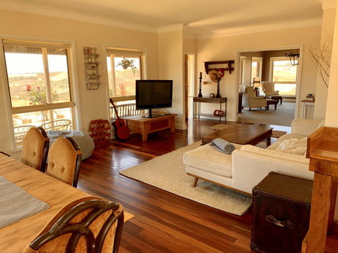 Harry Scotts Farmhouse At Vineyard - Internet Find 3