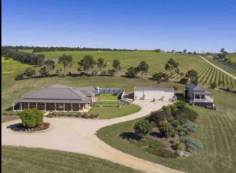 Harry Scotts Farmhouse At Vineyard - Internet Find 0