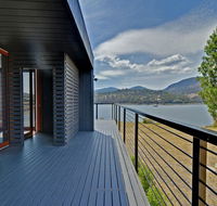 Hobart Waterfront Luxury Retreat - Internet Find