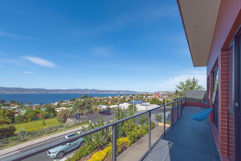 La Vie Luxury Bay View - Internet Find 1
