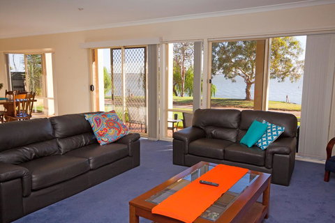 Lake Boga Waterfront Holiday House - Internet Find 2