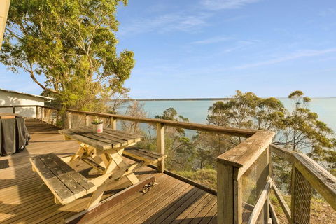 Lakescapes Cottage - 180 Degree Panoramic Views - Internet Find 1