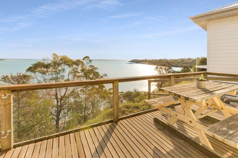 Lakescapes Cottage - 180 Degree Panoramic Views - Internet Find 2