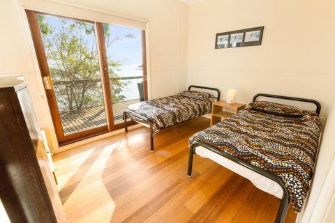 Lakescapes Cottage - 180 Degree Panoramic Views - Internet Find 3