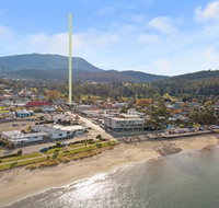 Luxurious Apartment A Stones Throw From The Beach - Internet Find