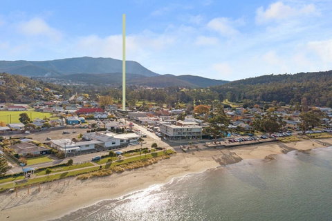 Luxurious Apartment, A Stones Throw From The Beach - Internet Find 0