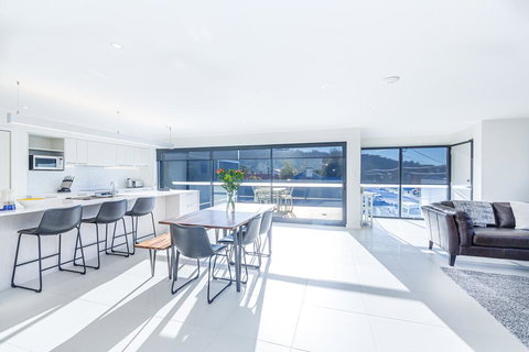 Luxurious Apartment, A Stones Throw From The Beach - Internet Find 2