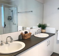 Luxury 4BR Home with KING Bed Lakes Entrance - Internet Find