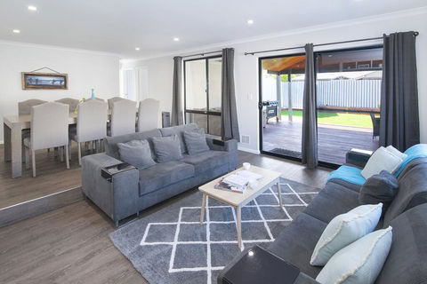 Luxury Renovated Home-5BR-meters From The Beach - Internet Find 1