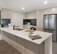 Luxury renovated home-5BR-meters from the beach - Internet Find