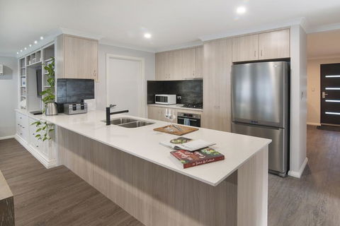 Luxury Renovated Home-5BR-meters From The Beach - Internet Find 0