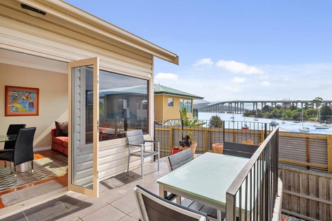 Manfield City Waterfront View Cottage - Internet Find 1