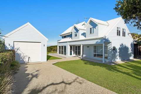 Middle Rock Beach House - Beach Front, Lake Cathie - Internet Find 0