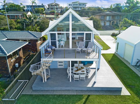 Middle Rock Beach House - Beach Front, Lake Cathie - Internet Find 1