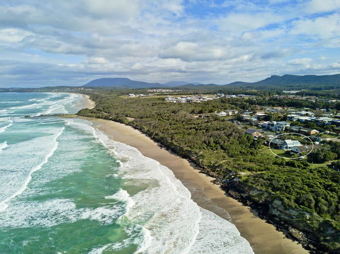 Middle Rock Beach House - Beach Front, Lake Cathie - Internet Find 3