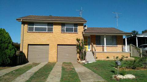 Modern 4-Bedroom House Near Singleton CBD Hunter Valley - Internet Find 3