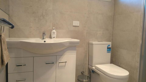 Modern 4-Bedroom House Near Singleton CBD Hunter Valley - Internet Find 1