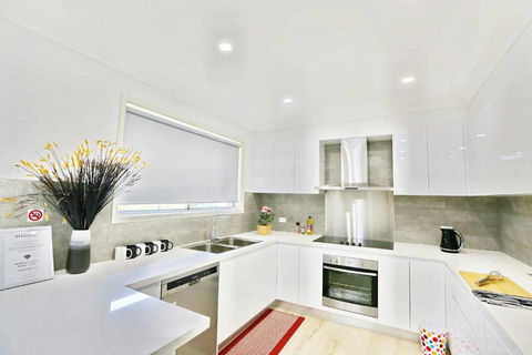 Modern 4-Bedroom House Near Singleton CBD Hunter Valley - Internet Find 0