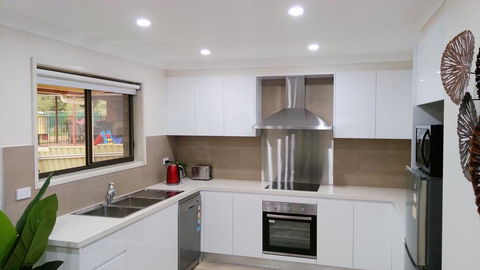 Modern 4-Bedroom House On Cunningham Near Singleton CBD Hunter Valley - Internet Find 2
